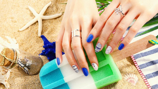 Маникюр за плажа - ноктите в син цвят са свежи и стилни