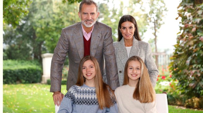 Красивите испански принцеси блестят в коледна картичка