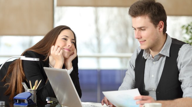 Лудо влюбена сте в шефа си – как да се държите професионално
