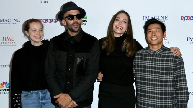 Анджелина Джоли отново с децата на червения килим