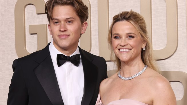 Наскоро разведената Рийз Уидърспун се появи с млад кавалер на наградите „Златен глобус“