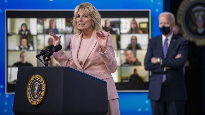 Заради коронавируса – Джил Байдън преподава дистанционно