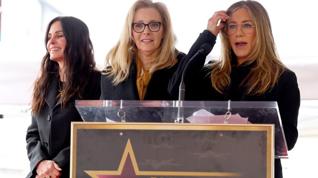 Дженифър Анистън и Кортни Кокс изненадаха Лиса Кудроу за рождения ден