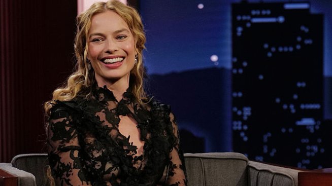 Готическа дантела и невероятно високи токчета: Марго Роби започна рекламата на &bdquo;Брулени хълмове&ldquo;