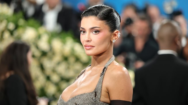 Страст в червено – Кайли Дженър в ослепителна секси рокля