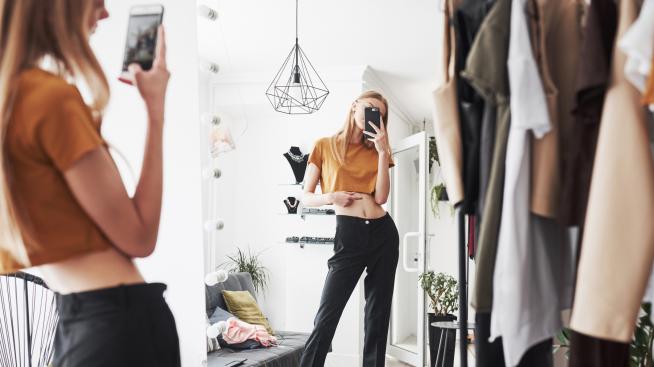 Мода пролет-лято 2021: Кои дрехи ще ви направят по-фотогенични? 