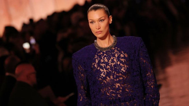 Бела Хадид се завърна на модния подиум със спираща дъха рокля