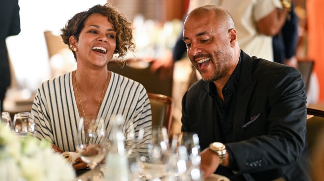 Хали Бери отбеляза рождения си ден в стил "Барби"