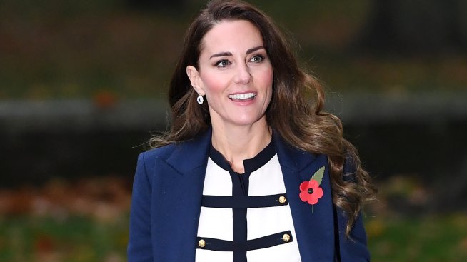 Коледна жилетка – Кейт Мидълтън с предложение в червен цвят 