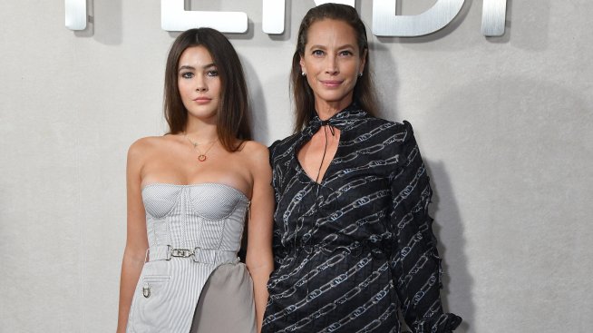 По стъпките на мама – Дъщерята на Кристи Търлингтън направи дебюта си в модата