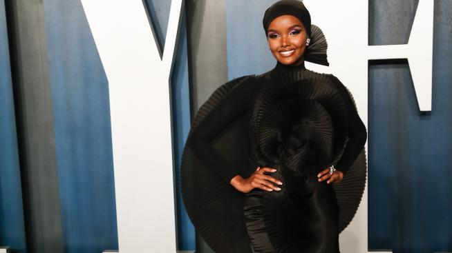 Моделът Халима Аден прави предпазни маски за лекарите на първа линия