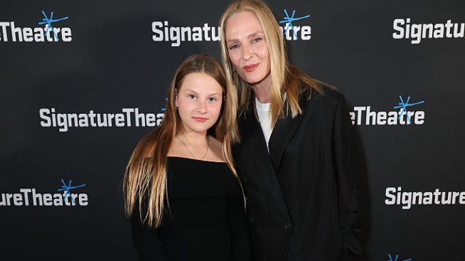 Ума Търман направи рядка поява с двете си дъщери Луна и Мая