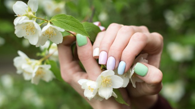 Нов маникюр – красиви къси нокти за месец април