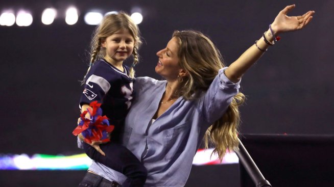Три поколения, една снимка: Жизел Бюндхен с най-важните дами в живота си
