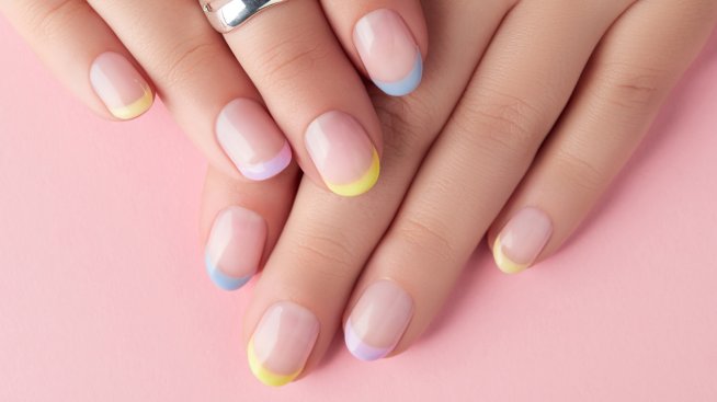 Идеи за нов маникюр – опитайте цветни френски връхчета