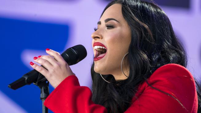 Тенденции 2020 – стъкленият маникюр на Деми Ловато