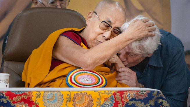 Будист завинаги – Ричард Гиър разцелува Далай Лама по случай 90-ия рожден ден на духовния лидер