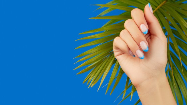 Френски маникюр за края на лятото – идеи в синьо