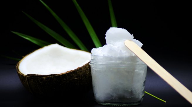 Експеримент на редактора: Помага ли кокосовото масло при напукани устни? 