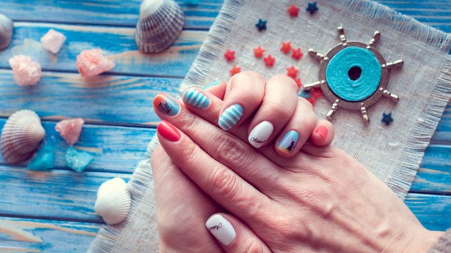 Нов маникюр – идеи за юли, по-горещи и от лятото