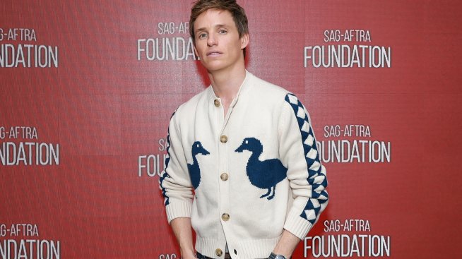 Известните и сексапилни мъже, които обичат да носят бабешки жилетки