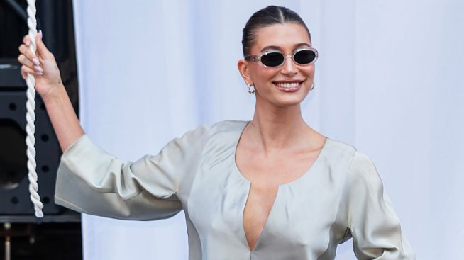 Ретро вдъхновение – Хейли Бийбър облече 29-годишен тоалет