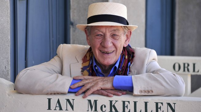 Какво е състоянието на сър Иън Маккелън след притеснителното му падане от сцената