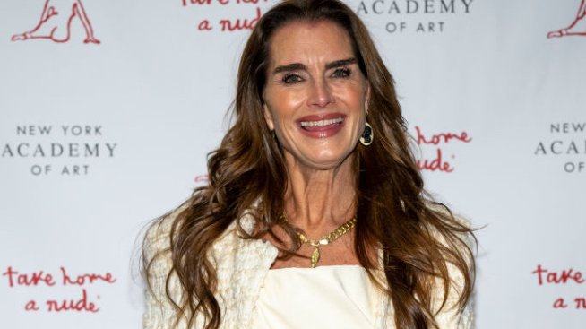 59-годишната Брук Шийлдс се снима по бански до дъщерите си на Бахамите