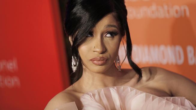 Карди Би с лога на Louis Vuitton в косите 