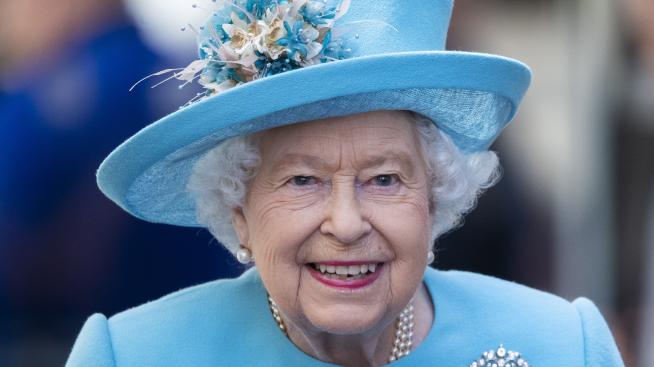 Феновете критикуват кралица Елизабет II, не носела маска