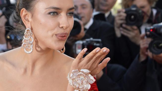 Визия на деня: Ирина Шейк, облечи се, есен е!