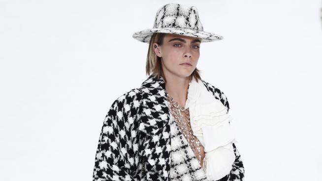 Култовата блондинка Кара Делевин вече е брюнетка 