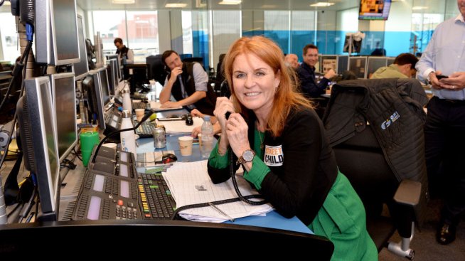 Подаръците, които винаги радват: Сара Фъргюсън с коргитата на кралицата