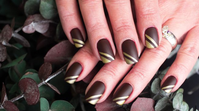 Шоколадови нокти и замръзнал металик - тенденциите в маникюра до края на годината