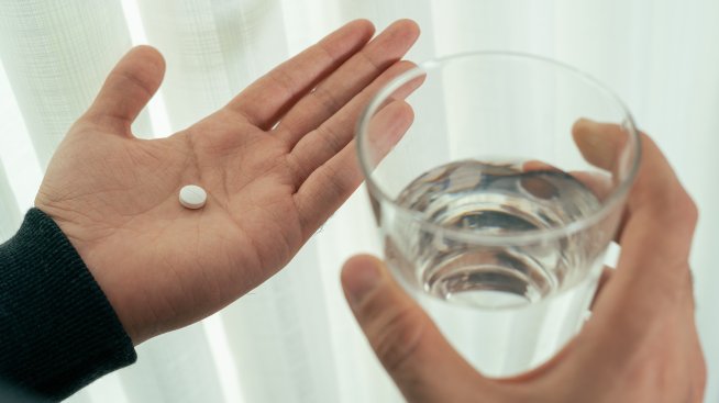 Самоирония или не: Диона и Константин се прегърнаха и показаха какво пият