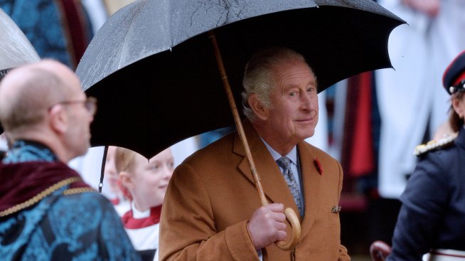 „Страната е построена с кръвта на роби“: Яйца полетяха към крал Чарлз