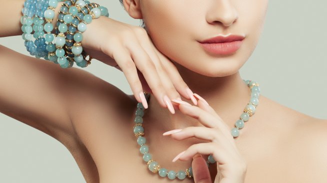 Маникюр опал – най-нежната тенденция в красотата за лято 2025