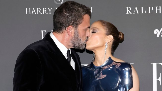 Кадър на деня – целувката на голата Дженифър Лопес и сериозният Бен Афлек