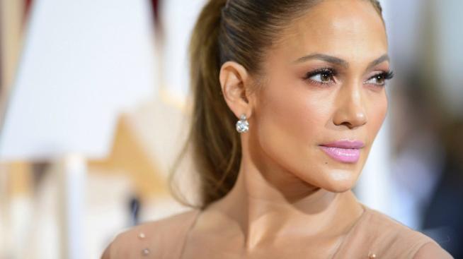 Бански 2020: Джей Ло като спасителка на плажа 