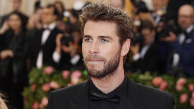 Лиъм Хемсуърт нежно прегръща Габриела Брукс в нова семейна снимка