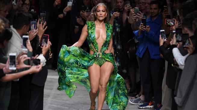 Дженифър Лопес впечатлява с визия на Balmain