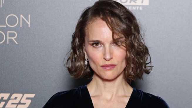 Бившият на Натали Портман беше уловен в обятията на мистериозна жена на улица в Париж