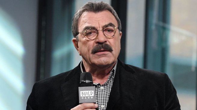 Том Селек посрещна 80-ия си юбилей в заведение за бързо хранене