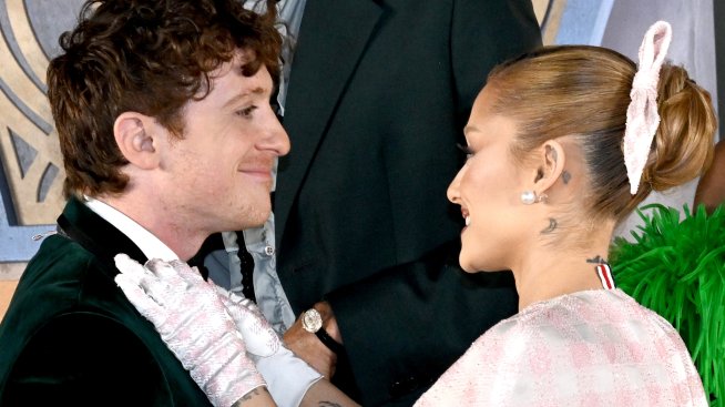 Любовта побеждава всичко  – Ариана Гранде и Итън Слейтър със сладък интимен момент