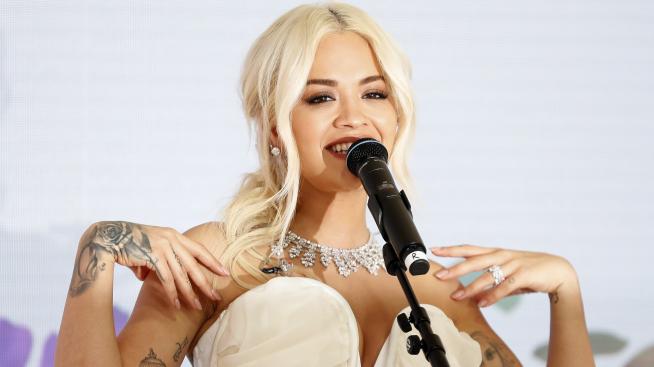 Рита Ора не успя да излети от България 