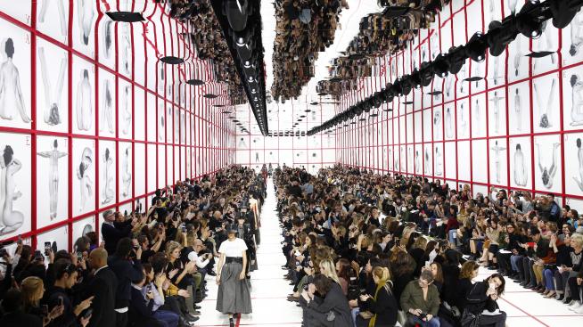 Протестиращ нахлу на дефилето на Dior