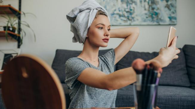 Летен грим: Как да създадем бронзов блясък на лицето?