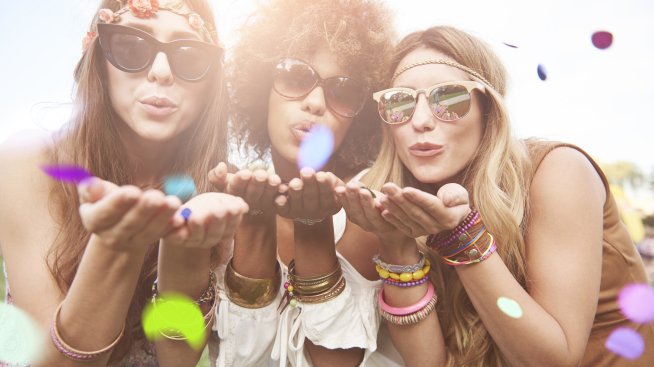 Бижута лято 2022 – по-цветни и носталгични 