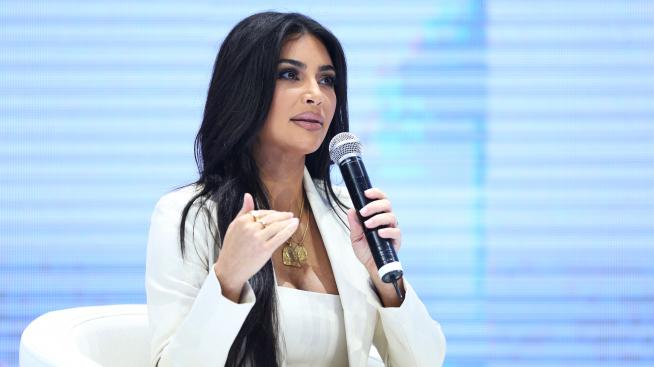 Ким Кардашян съди пластичен хирург 