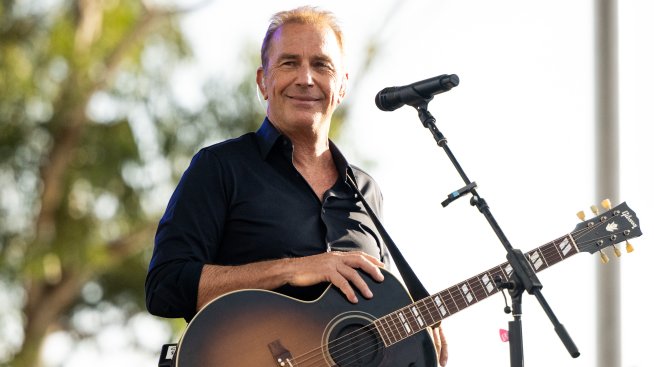 Кевин Костнър пусна песен в подкрепа на жертвите от опустошителните урагани „Хелън“ и „Милтън“